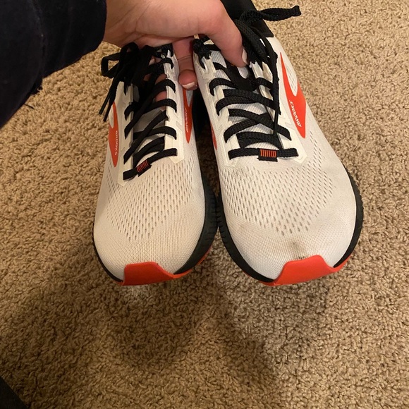 Great condition! Mark on the top of the left shoe, could come out easily - Picture 3 of 3